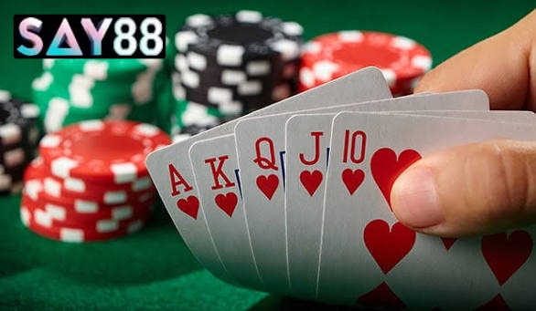 Giá trị của tay bài không đứng yên, nó thay đổi theo từng lá bài chung xuất hiện trên bàn Poker Say88.